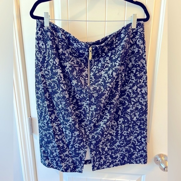 Michael Kors size XL Navy lace skirt with gold zipper detail. - Picture 2 of 3